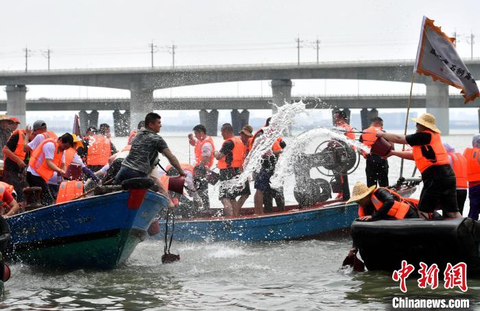 圖為兩岸民眾海上潑水慶端午。　呂明 攝