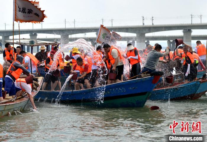 圖為兩岸民眾海上潑水慶端午?！蚊?攝