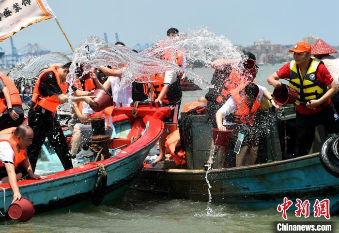 圖為兩岸民眾海上潑水慶端午?！蚊?攝