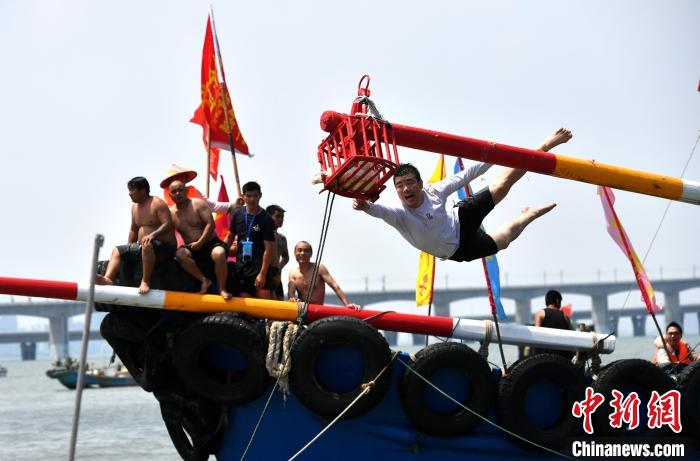 圖為海上捉鴨?！蚊?攝