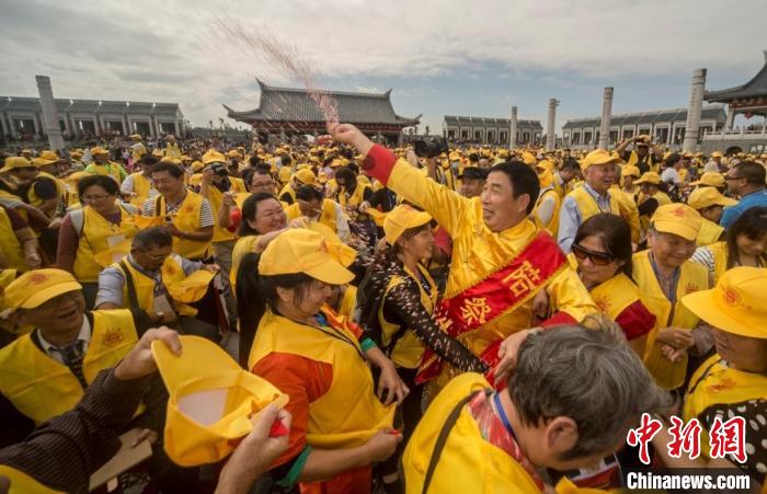 每年的世界客屬石壁祖地祭祖大典吸引著眾多海內(nèi)外客屬前來參加。　三明市委宣傳部供圖