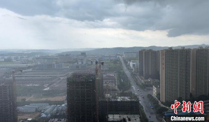 22日，南寧市下起“龍舟水”強(qiáng)降雨，近處電閃雷鳴烏云密布，遠(yuǎn)處晴天依舊?！⊥跻哉?攝