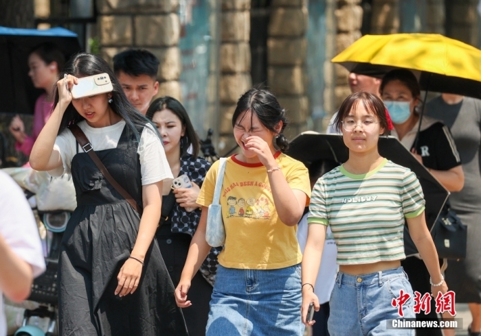 6月23日，北京高溫天氣持續(xù)，市民冒著高溫出行。當日，北京市氣象臺升級發(fā)布高溫紅色預警信號。<a target='_blank' href='/'>中新社</a>記者 賈天勇 攝