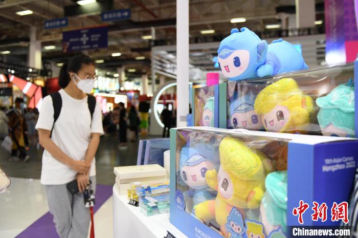 杭州亞運會吉祥物吸引參觀者?！⊥鮿?攝