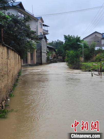 武夷山市洋莊鄉(xiāng)東村洪水漫過路面。