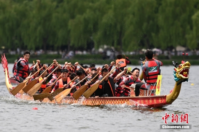 6月22日，中國(guó)傳統(tǒng)節(jié)日端午節(jié)，吉林省第一屆全國(guó)龍舟邀請(qǐng)賽在長(zhǎng)春舉行，來(lái)自吉林、安徽、廣東、河北等地16支隊(duì)伍參賽。<a target='_blank' href='/'>中新社</a>記者 張瑤 攝