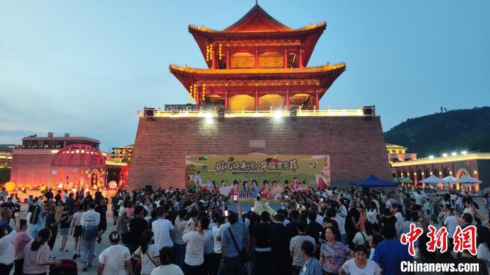 圖為精彩活動吸引了眾多游客?！∈サ睾庸取そ鹧影簿皡^(qū)供圖