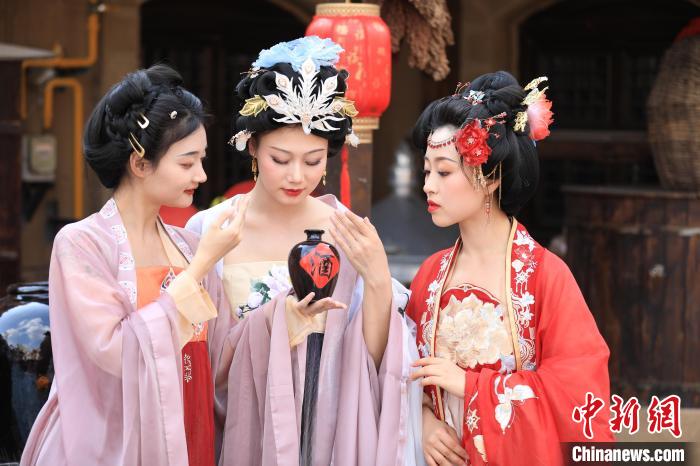 圖為非遺國潮游園會推出多項精彩活動?！∈サ睾庸取そ鹧影簿皡^(qū)供圖