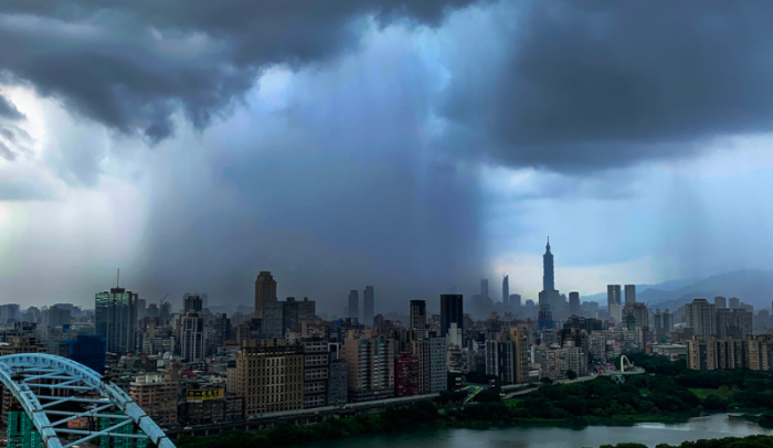臺(tái)北市午后開始下起大雨，天空中一度出現(xiàn)雨瀑