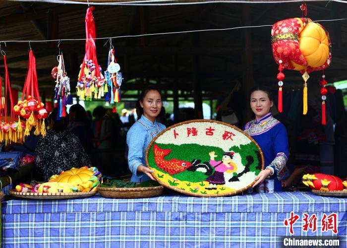 圖為歌圩節(jié)上精致漂亮的五色糯米飯?！畋厥?攝