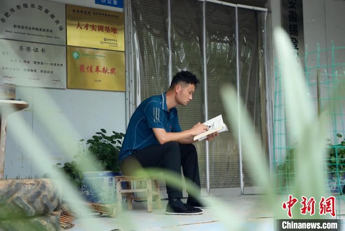 潘軍杰利用閑暇時間學(xué)習(xí)充電?！￡惣覙?攝