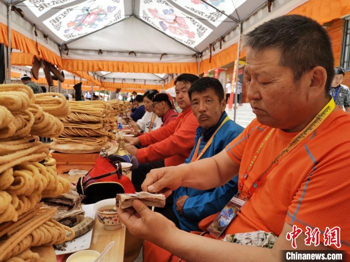圖為射箭手參加達(dá)頓宴。　張?zhí)砀?攝