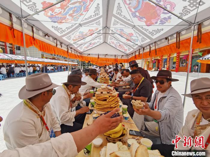 圖為射箭手參加達(dá)頓宴?！?zhí)砀?攝