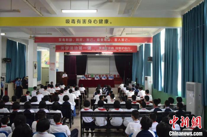 資料圖：古田縣人民檢察院黨組書記、檢察長陳廳走進校園為學生講授“開學法治第一課”?！」盘锟h人民檢察院 供圖