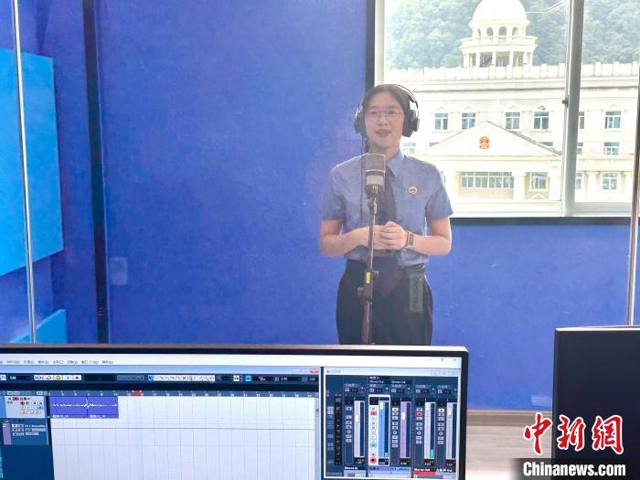 古田縣人民檢察院干警正在錄制普法新媒體視頻。　吳允杰 攝