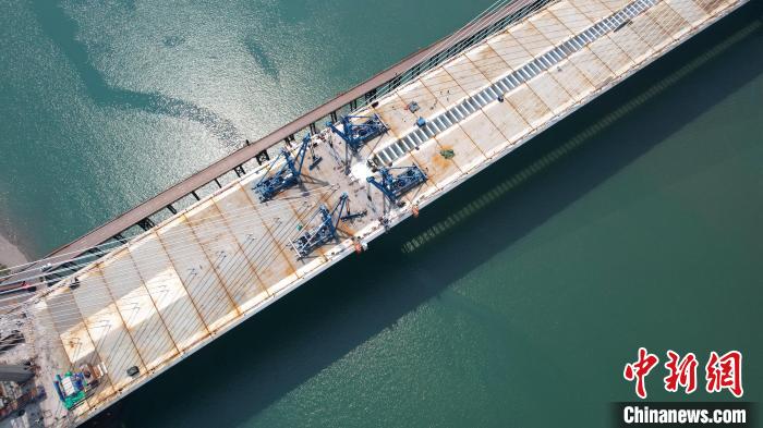 合龍后的大橋?！「鹬迚螜C(jī)電公司供圖