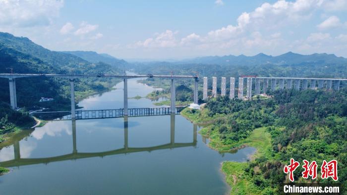 圖為五布河特大橋?！≈貞c渝湘復(fù)線高速公路有限公司供圖