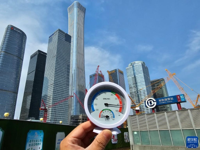 6月23日，溫度計(jì)顯示北京室外氣溫超過40攝氏度。當(dāng)日7時(shí)，北京市氣象臺(tái)發(fā)布高溫紅色預(yù)警。（圖源：新華社）