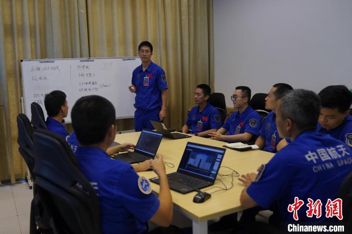 圖為天舟六號任務期間指顯團隊在研究討論?！O鈺程供圖