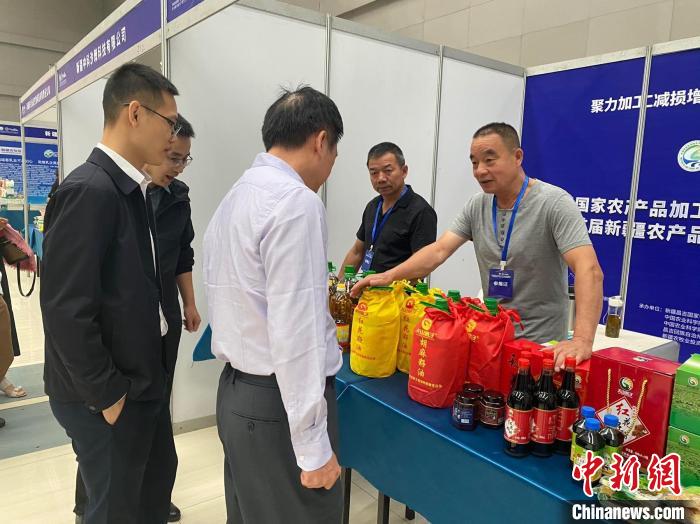 與會嘉賓與參展企業(yè)代表交流?！≈荑?攝