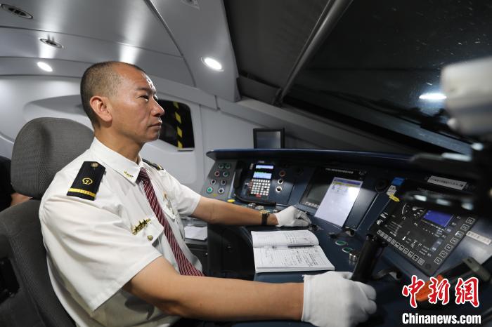 貴陽機(jī)務(wù)段動(dòng)車司機(jī)張光黔正在駕駛55311次試驗(yàn)列車?！F成都局供圖