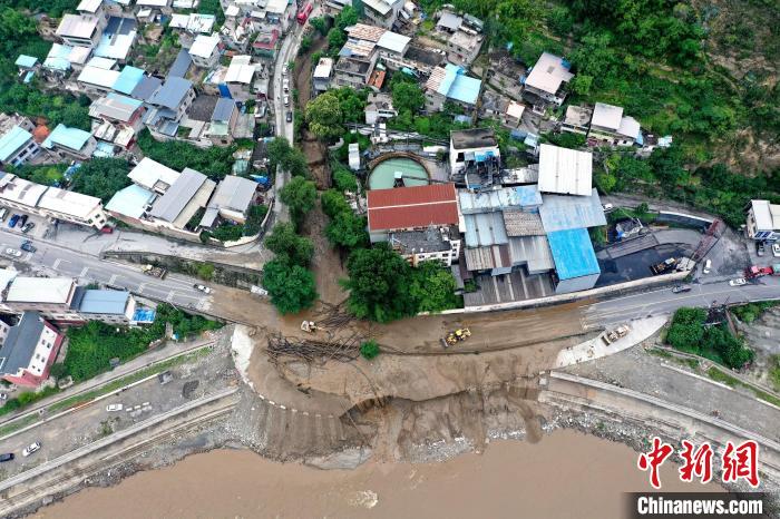 27日，四川汶川突發(fā)山洪泥石流災(zāi)害。圖為汶川縣威州鎮(zhèn)新橋溝泥石流災(zāi)害現(xiàn)場(chǎng)?！∥榕庞?攝