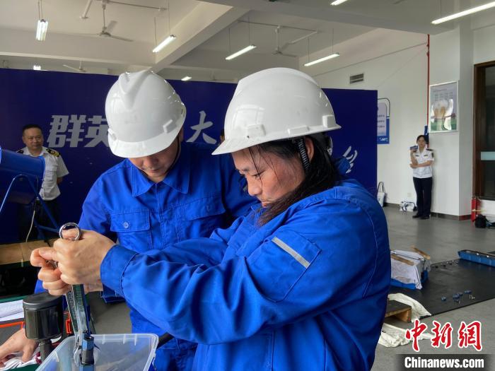沈文珍操作現(xiàn)場?！×植?攝