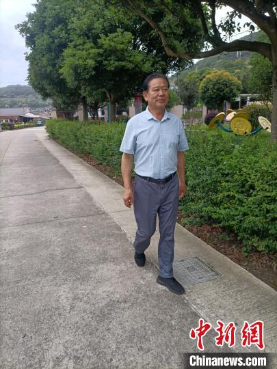 在海島散步的陳勝利?！∈茉L者供圖