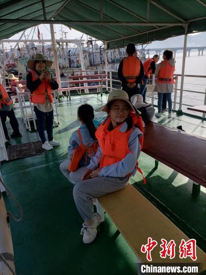 游客乘坐休閑漁船領略海島風光。　受訪者供圖