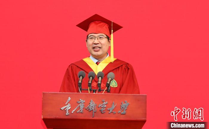 圖為重慶郵電大學(xué)校長(zhǎng)高新波寄語學(xué)子。　周毅 攝