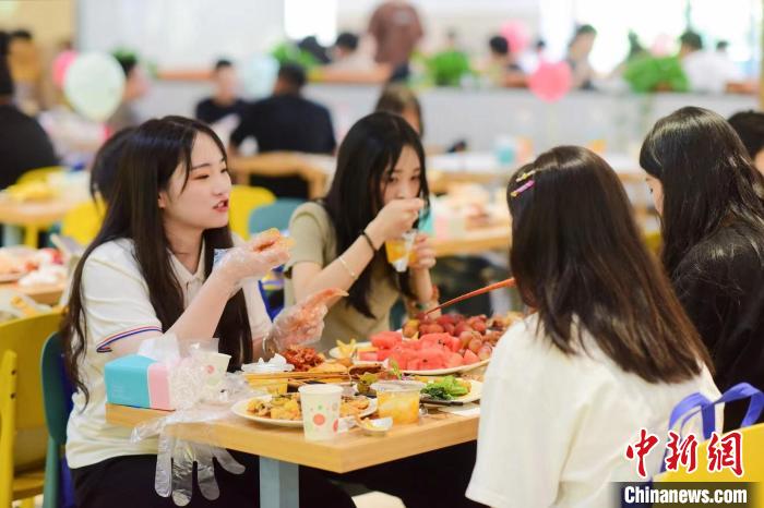 畢業(yè)生享用畢業(yè)自助餐?！刂萆虒W(xué)院 供圖