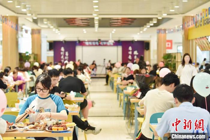 溫州商學(xué)院為畢業(yè)生提供畢業(yè)自助餐的用餐現(xiàn)場?！刂萆虒W(xué)院 供圖