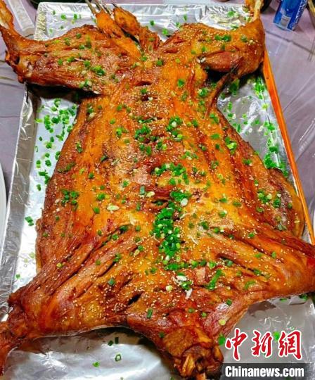 溫州商學(xué)院為畢業(yè)生準(zhǔn)備的烤全羊。　溫州商學(xué)院 供圖