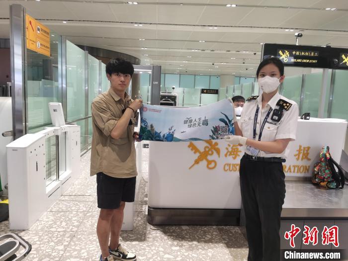 圖為大興機場海關對入境旅客進行禁毒知識宣傳。　李尚澤 攝