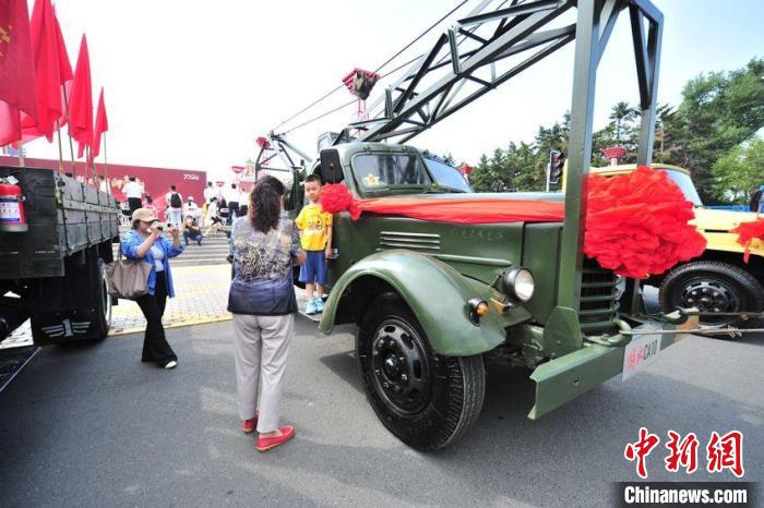 長春市民在觀賞解放卡車?！「啐埌?攝