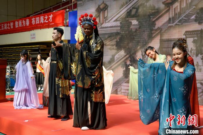 尼日利亞學(xué)生楚安國(guó)演唱京劇《梨花頌》。　韋亮 攝