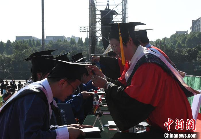圖為重慶醫(yī)科大學舉行2023屆學生畢業(yè)典禮暨學位授位儀式?！≈芤?攝