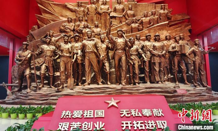 新疆兵團(tuán)軍墾博物館是以新中國屯墾戍邊革命歷史為主要研究及陳列內(nèi)容的博物館?！∈酚窠?攝