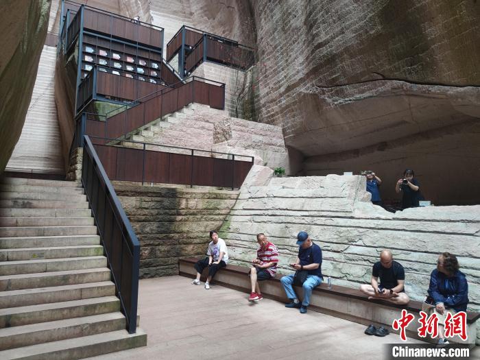 位于縉云縣的采石遺跡吸引游客?！「碉w揚(yáng) 攝