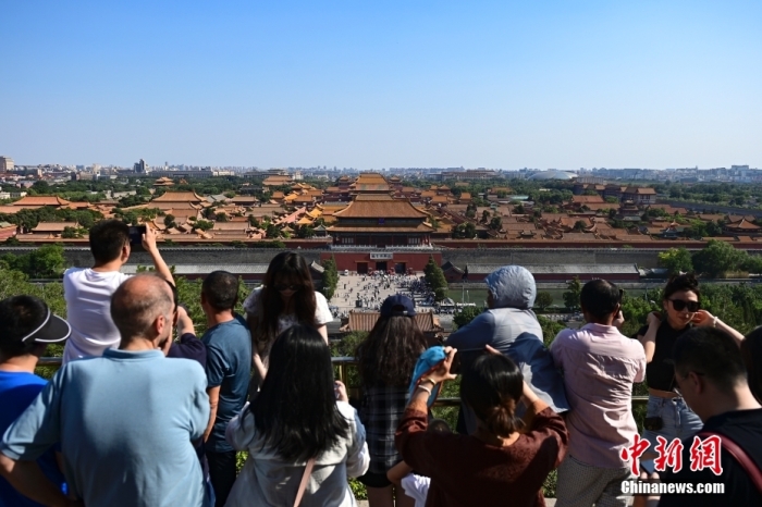 6月22日，北京，游客在景山公園游覽、拍照。當(dāng)日是端午節(jié)假期首日，北京旅游景區(qū)游客眾多。<a target='_blank' href='/'>中新社</a>記者 田雨昊 攝