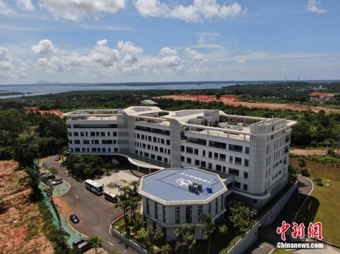 6月26日，航拍海南文昌國(guó)際航天城產(chǎn)業(yè)服務(wù)中心。海南文昌國(guó)際航天城成立于2020年。成立以來(lái)，文昌國(guó)際航天城聚焦航天主業(yè)，創(chuàng)新龍頭企業(yè)招商、新型研發(fā)機(jī)構(gòu)招商、應(yīng)用場(chǎng)景招商、產(chǎn)業(yè)鏈招商、政策招商、基金招商模式，加快推進(jìn)航天城發(fā)射區(qū)、高新區(qū)、旅游區(qū)“三區(qū)”聯(lián)動(dòng)發(fā)展，加快培育火箭鏈、衛(wèi)星鏈、數(shù)據(jù)鏈“三鏈”產(chǎn)業(yè)同構(gòu)，探索發(fā)展“航天+”產(chǎn)業(yè)，在投融資、土地保障、功能性項(xiàng)目和產(chǎn)業(yè)項(xiàng)目落地等方面取得重大進(jìn)展。<a target='_blank' href='/'>中新社</a>記者 蔣啟明 攝