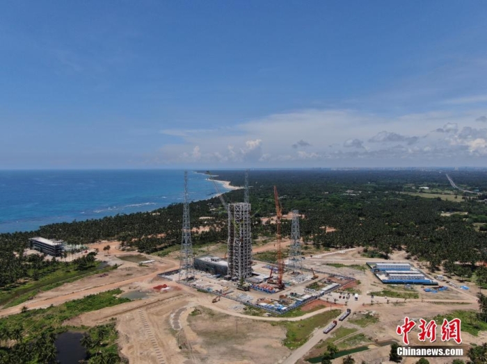 6月26日，航拍建設(shè)中的海南商業(yè)航天發(fā)射場(chǎng)。海南文昌國(guó)際航天城成立于2020年。成立以來(lái)，文昌國(guó)際航天城聚焦航天主業(yè)，創(chuàng)新龍頭企業(yè)招商、新型研發(fā)機(jī)構(gòu)招商、應(yīng)用場(chǎng)景招商、產(chǎn)業(yè)鏈招商、政策招商、基金招商模式，加快推進(jìn)航天城發(fā)射區(qū)、高新區(qū)、旅游區(qū)“三區(qū)”聯(lián)動(dòng)發(fā)展，加快培育火箭鏈、衛(wèi)星鏈、數(shù)據(jù)鏈“三鏈”產(chǎn)業(yè)同構(gòu)，探索發(fā)展“航天+”產(chǎn)業(yè)，在投融資、土地保障、功能性項(xiàng)目和產(chǎn)業(yè)項(xiàng)目落地等方面取得重大進(jìn)展。<a target='_blank' href='/'>中新社</a>記者 蔣啟明 攝