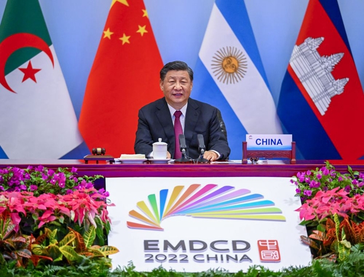 2022年6月24日晚，國家主席習(xí)近平在北京以視頻方式主持全球發(fā)展高層對(duì)話會(huì)并發(fā)表題為《構(gòu)建高質(zhì)量伙伴關(guān)系 共創(chuàng)全球發(fā)展新時(shí)代》的重要講話。（圖源：新華社）