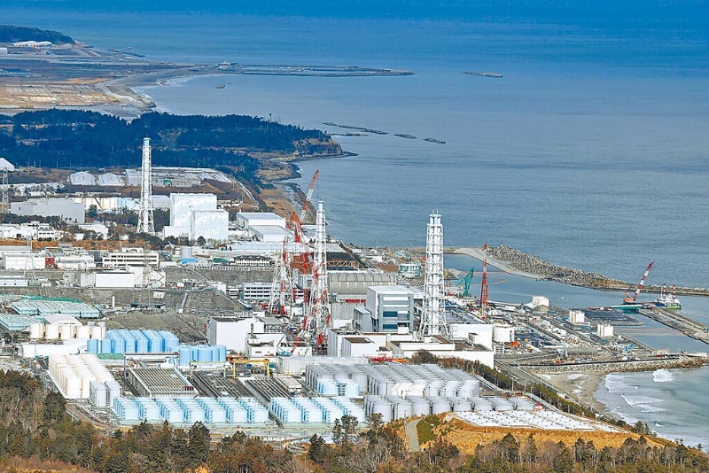 日本政府決定，福島第一核電站核汙水經(jīng)過濾並稀釋後，將排入大海。圖為福島第一核電站和核汙水儲水罐。 （新華社）