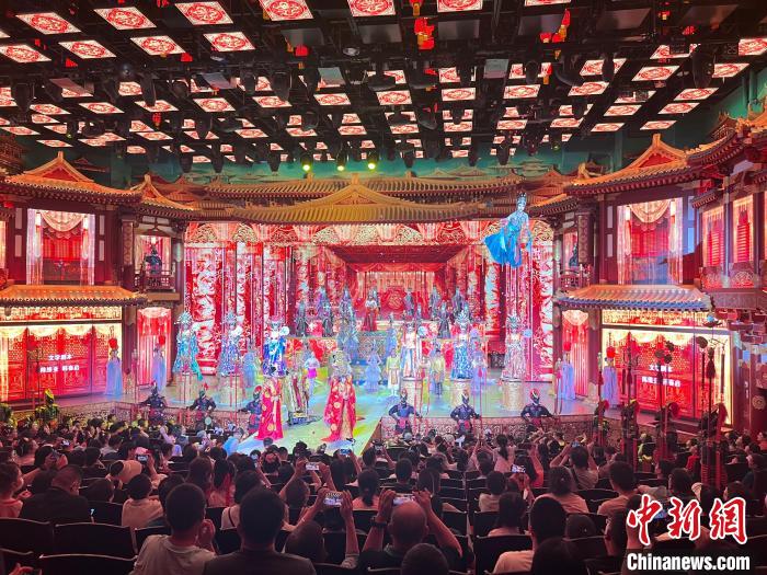 6月29日，西安大唐芙蓉園內(nèi)游客正在觀看表演。　李一璠 攝