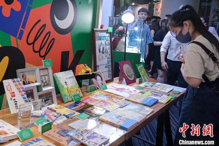 6月29日，香港貿(mào)易發(fā)展局舉行記者會(huì)宣布，第33屆“香港書展”將于7月19日至7月25日在香港會(huì)議展覽中心舉行，并將以“兒童及青少年文學(xué)”作為年度主題，同期設(shè)有“香港運(yùn)動(dòng)消閑博覽”及“零食世界”，三大活動(dòng)預(yù)計(jì)約有760家展商參與。圖為記者會(huì)上展示的書籍。 <a target='_blank' href='/'>中新社</a>記者 陳永諾 攝