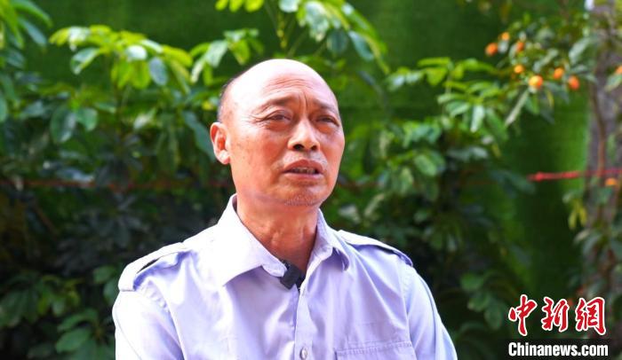 劉德才向記者講述往日的故事?！W昌盛 攝