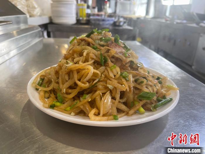 做好的長子炒餅，吃時加香醋，配大蒜瓣，滿口生香?！铎o 攝