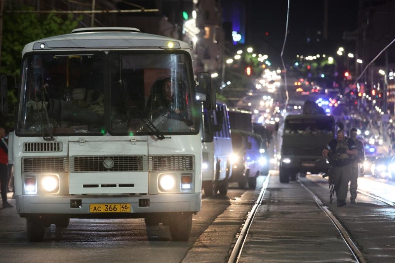 6月24日，在俄羅斯頓河畔羅斯托夫，“瓦格納”組織車隊駛過。（圖源：新華社）