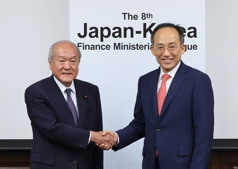 日本財務(wù)大臣鈴木俊一（左）與韓國副總理兼企劃財政部長官秋慶鎬。（圖源：歐新社）